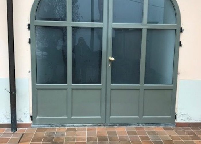 portone a due ante in alluminio (1)